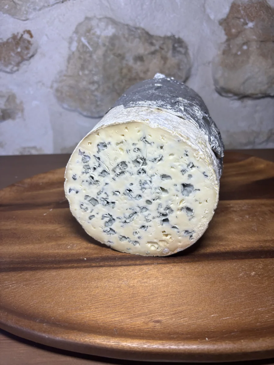 Fourme d’Ambert Fermière – Fromage Bleu - Vins Rouges Harmonieux pour Chaque Occasion - Montbrison