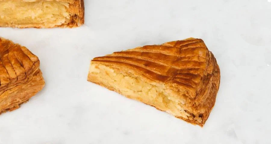 Part de Galette des Rois frangipane - Vins Rouges Harmonieux pour Chaque Occasion Ces boissons idéales pour accompagner la galette des rois selon un  sommelier - La Revue du vin de France