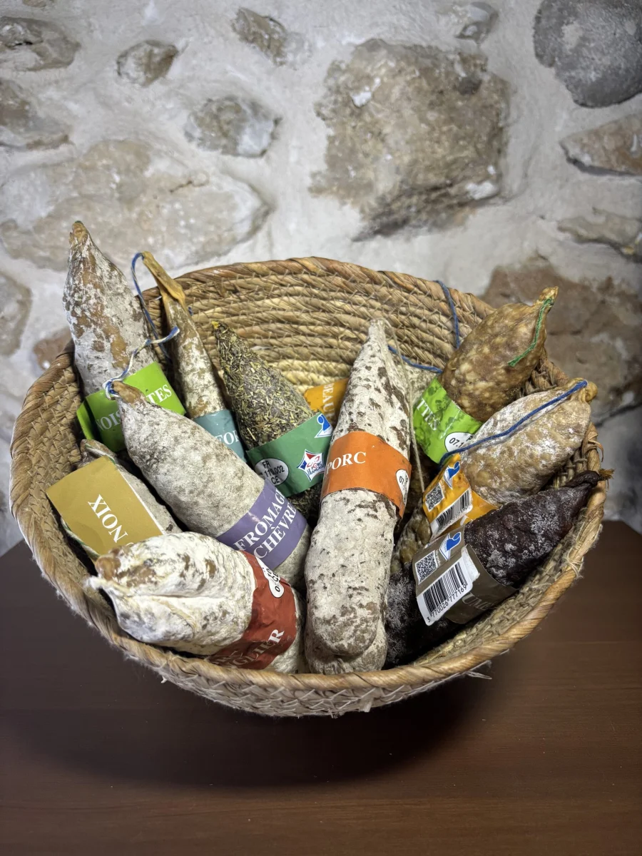 Saucissons artisanaux – Différentes saveurs - Vins Rouges Harmonieux pour Chaque Occasion Saucisson sec au vin rouge et échalotes