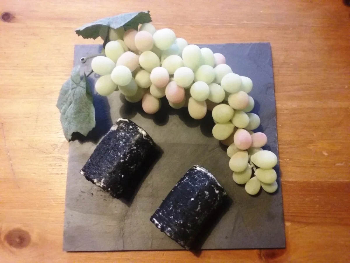 Buche cendrée chèvre frais - Vins Rouges Harmonieux pour Chaque Occasion - De noël