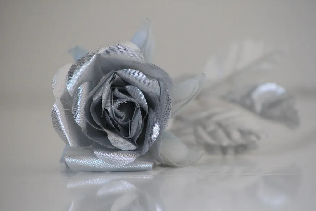 Rose argenté avec pétales dragées - ​Boulangerie-Pâtisserie | Pain au Levain & Viennoiseries​ Pains briochés aux pralines roses - Les Gourmands {disent} d'Armelle