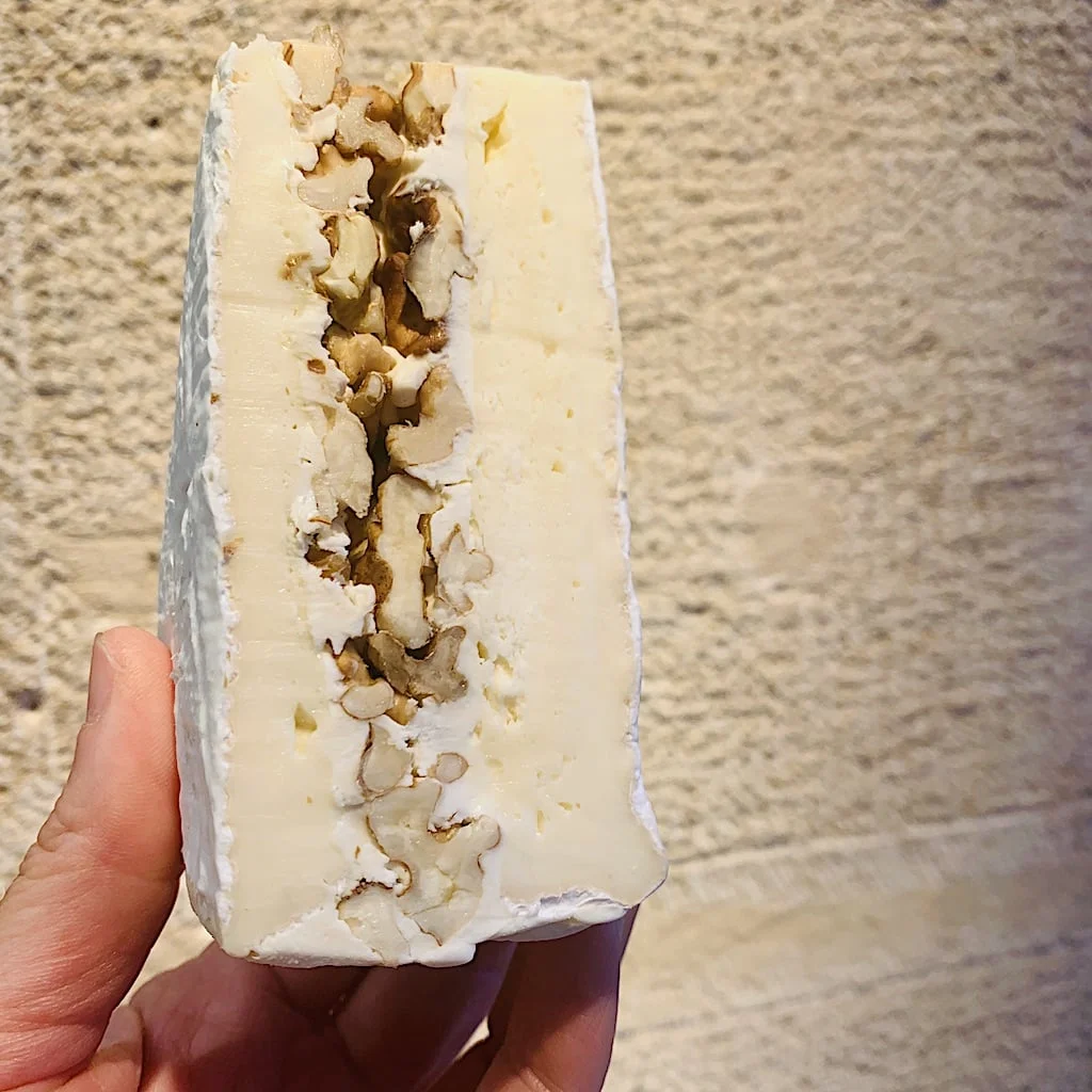 Brie aux noix - Vins Rouges Harmonieux Cave pour Chaque Occasion