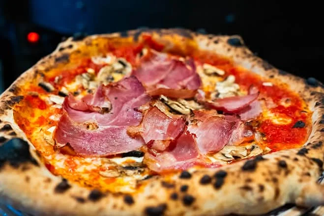 Pizza Régina - Vins Rouges Harmonieux pour Chaque Occasion Cinq bons vins à moins de 20$ qui se boivent en toute occasion | JDM